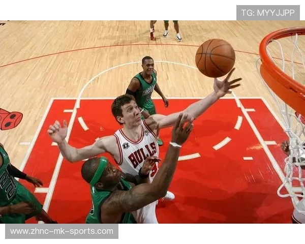 公牛球员篮板拼抢带来二次进攻良机